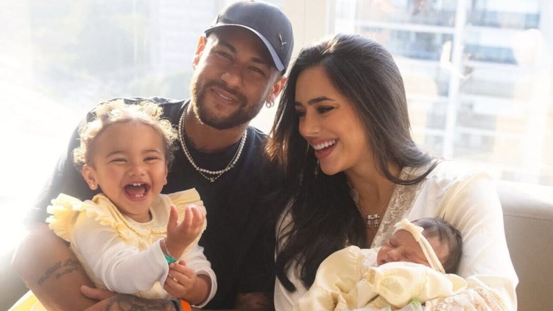 Filhas de Neymar se divertem na praia em Santos